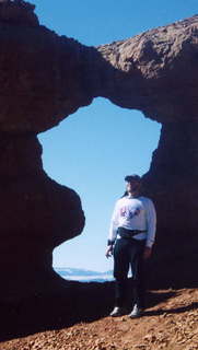 Arches Trail at Red Canyon, Adam and arch, closer (zoom)