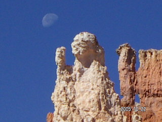 138 5ln. Bryce Canyon -- Peek-a-boo Loop with the moon