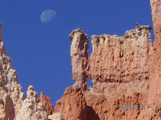 139 5ln. Bryce Canyon -- Peek-a-boo Loop with the moon
