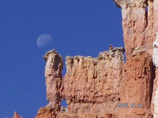 140 5ln. Bryce Canyon -- Peek-a-boo Loop with the moon