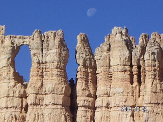 159 5ln. Bryce Canyon -- Peek-a-boo Loop with the moon