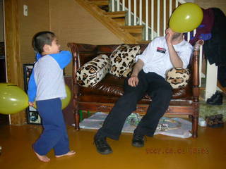 279 634. Gaby's fourth birthday - Gaby, Eric -- balloons