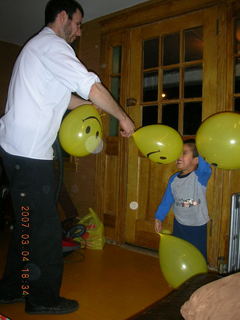 284 634. Gaby's fourth birthday - Eric, Gaby -- balloons