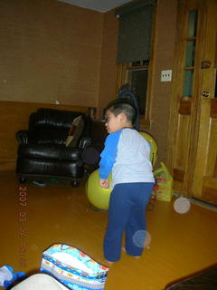 285 634. Gaby's fourth birthday - Gaby -- balloons