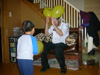 290 634. Gaby's fourth birthday - Gaby, Eric -- balloons