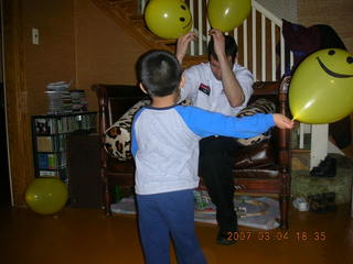 291 634. Gaby's fourth birthday - Gaby, Eric -- balloons