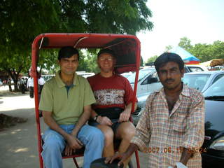 31 69e. Agra - on the way to taj mahal