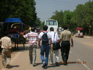 33 69e. Agra - on the way to taj mahal