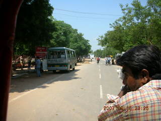 34 69e. Agra - on the way to taj mahal