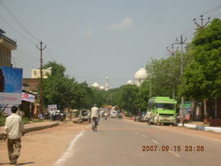 36 69e. Agra - on the way to taj mahal