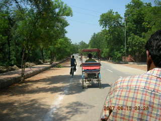38 69e. Agra - on the way to taj mahal