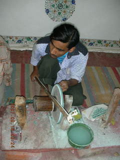 194 69e. Agra - craftsman making inlaid marble