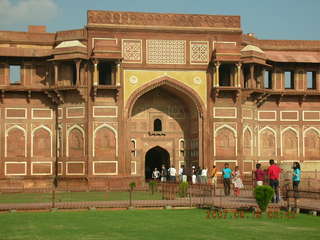210 69e. Agra Fort