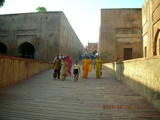 298 69e. Agra Fort - women with bright dresses