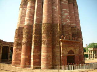 Qutub Minar, Delhi - bottom of big tower