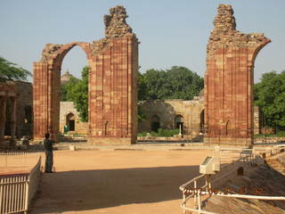84 69h. Qutub Minar, Delhi - fallen arch