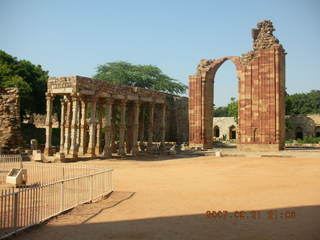 Qutub Minar, Delhi - columns and arch