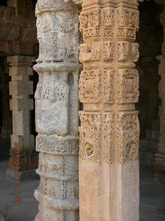 100 69h. Qutub Minar, Delhi - ornate columns