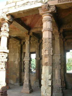 104 69h. Qutub Minar, Delhi - ornate columns