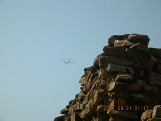 131 69h. Qutub Minar, Delhi - Boeing 747 flying over