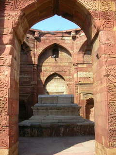 Qutub Minar, Delhi - sitting area