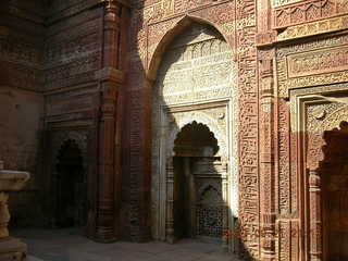 135 69h. Qutub Minar, Delhi - arches