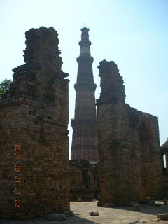 149 69h. Qutub Minar, Delhi - big tower seen in broken arch
