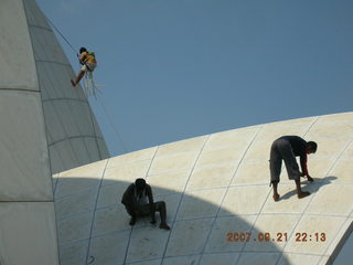 183 69h. Bahai Lotus Temple, Delhi - workmen on the roof