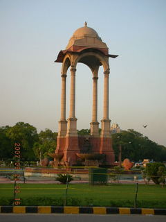 221 69j. India Gate, Delhi - small, high arch