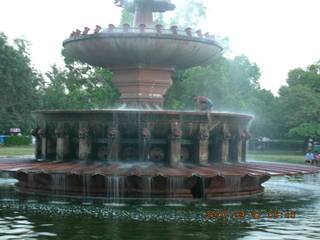 India Gate, Delhi - fountain with kid climbing in it