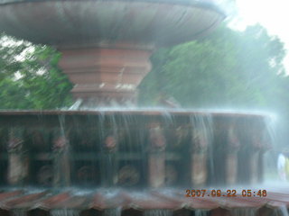 India Gate, Delhi - kid in fountain