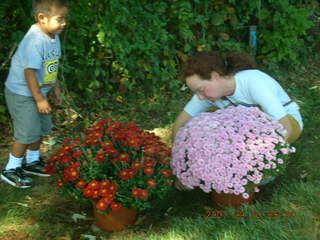 391 69w. Gloria's unveiling - Gaby and Betsy setting up flowers