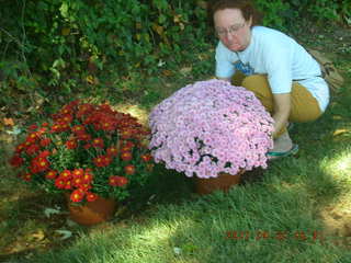 392 69w. Gloria's unveiling - Betsy setting up flowers