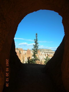 Bryce Canyon - Peek-a-boo loop - through archway