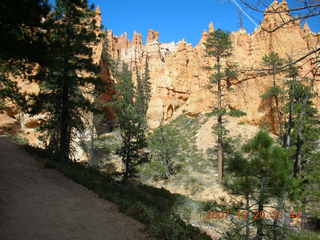 Bryce Canyon - Peek-a-boo loop - small hole in rock