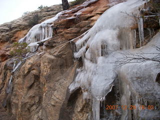 168 6cv. Zion National Park - West Rim trail - ice