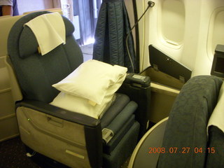 5 6kt. United Airlines first-class seat SFO-PVG