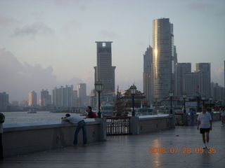 17 6ku. eclipse - Shanghai - Bund - morning run - skyline