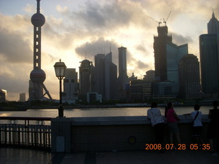 19 6ku. eclipse - Shanghai - Bund - morning run - skyline
