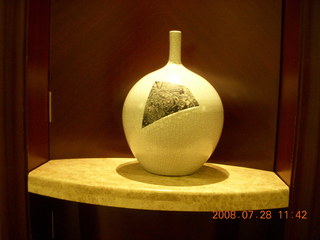 61 6ku. eclipse - Shanghai - my hotel - hallway vase