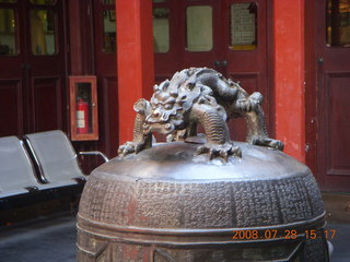 139 6ku. eclipse - Shanghai - Buddhist Temple - top of bell
