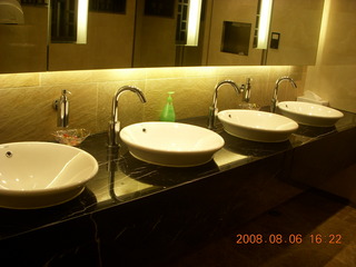 52 6l6. eclipse - Hong Kong Airport (HKG) - cool sinks like my hotel room