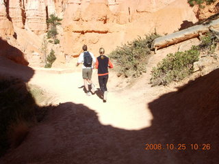 181 6nr. Bryce Canyon - fellow hikers runners - Queens Garden trail