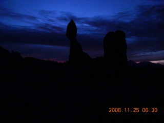 1 6pr. Arches National Park - Balanced Rock pre-dawn