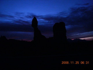 2 6pr. Arches National Park - Balanced Rock pre-dawn