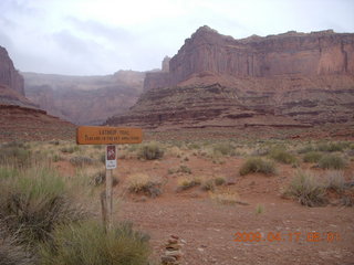 74 6uh. Canyonlands - Lathrop trail hike - White Rim road - sign