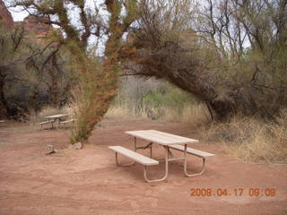 118 6uh. Canyonlands - Lathrop trail hike - picnic table