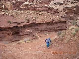 159 6uh. Canyonlands - Lathrop trail hike - Adam running