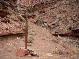190 6uh. Canyonlands - Lathrop trail hike - uranium mine area sign