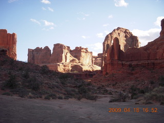 286 6uj. Arches National Park - Park Avenue hike